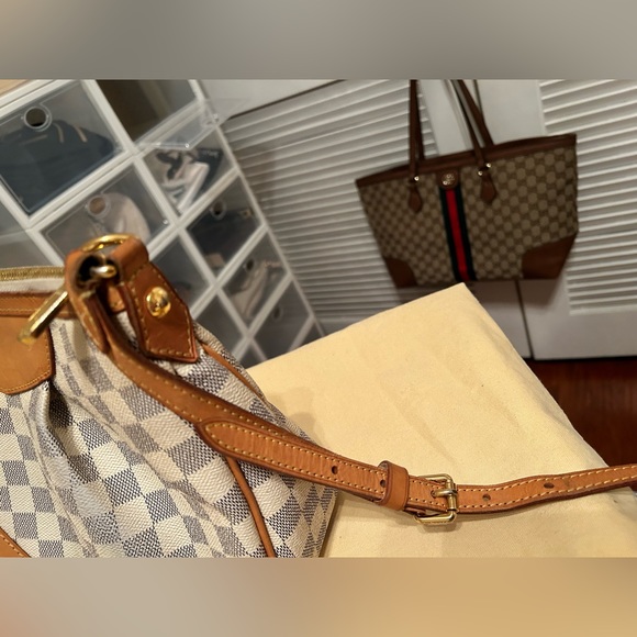 Traded** Louis Vuitton crossbody bag - Picture 8 of 16